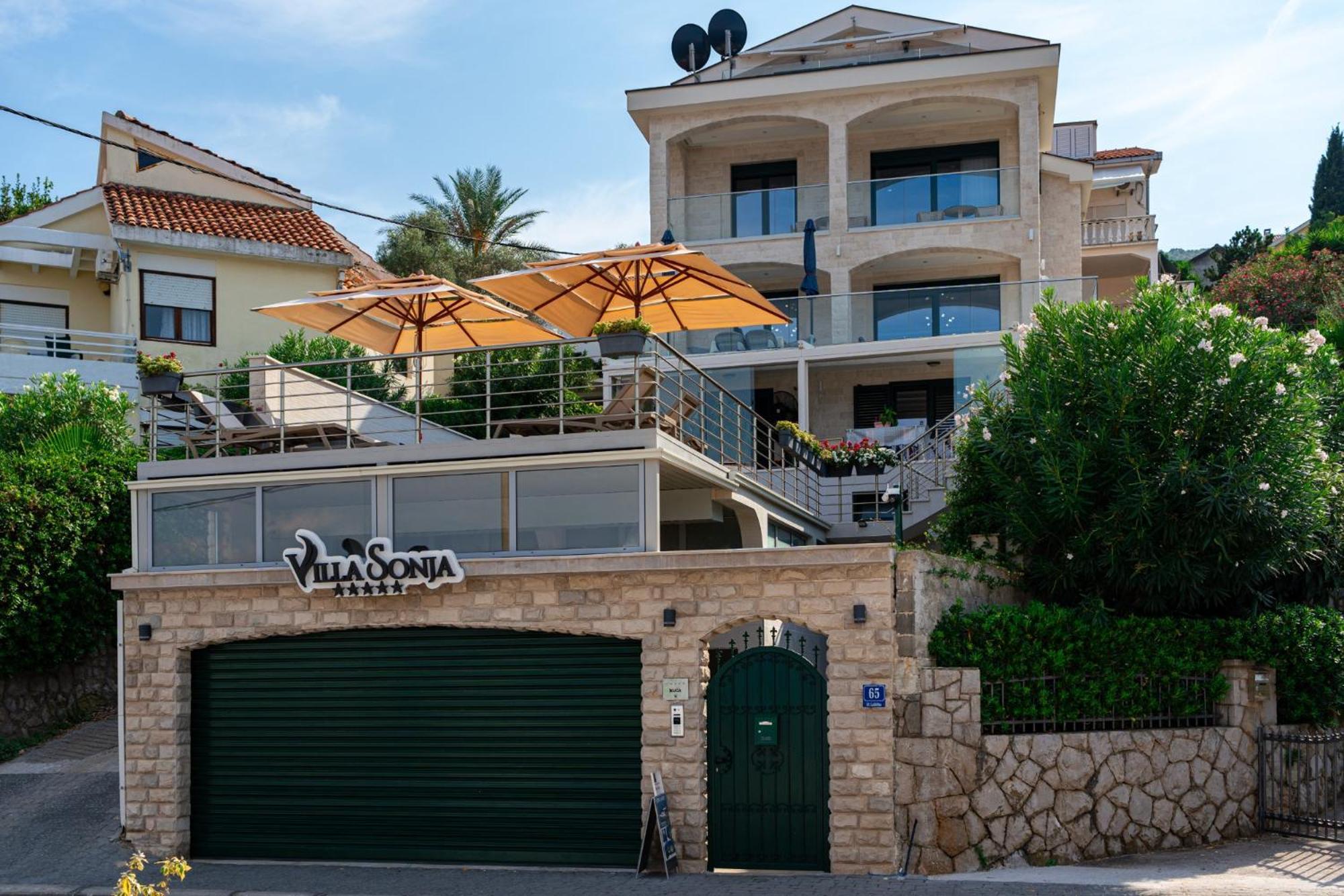 Sonja Villa *